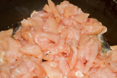 Küçük parçalar halinde tavada tavuk pişirme