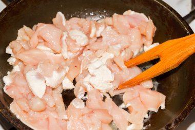 Küçük parçalar halinde tavada tavuk pişirme