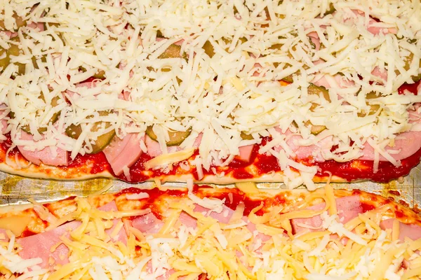 Vaření pizza s různými náplněmi — Stock fotografie
