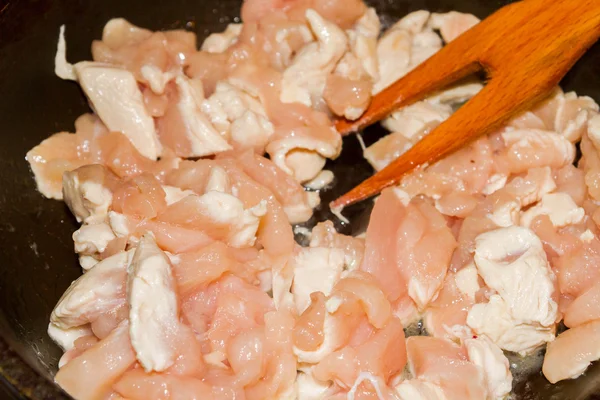 Vaření malé kousky kuřete v pánvi — Stock fotografie