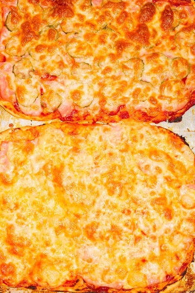 Vaření pizza s různými náplněmi — Stock fotografie