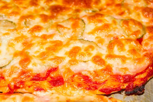 Vaření pizza s různými náplněmi — Stock fotografie