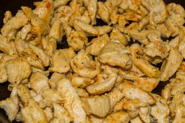 पैन में चिकन के छोटे टुकड़े पकाना — स्टॉक फ़ोटो, इमेज