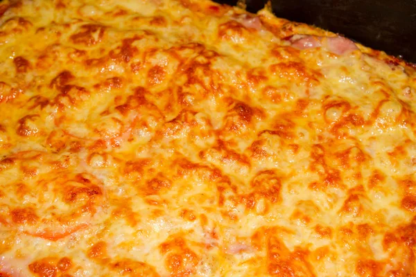 Sıcak lezzetli ev yapımı pizza — Stok fotoğraf