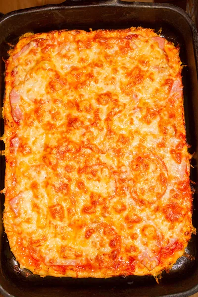 Pizza casera deliciosa caliente — Foto de Stock