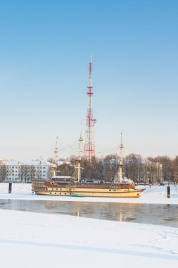 Kışın Novgorod Kremlin yakınındaki bir restoran gemi