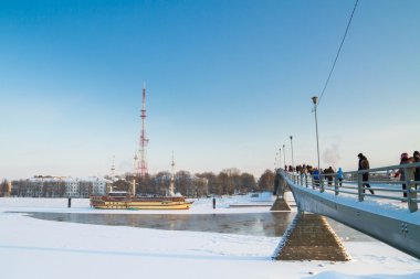Kışın Novgorod Kremlin yakınındaki bir restoran gemi