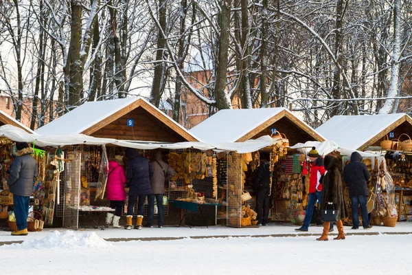 公平在冬天在诺夫哥罗德克里姆林宫附近 — 图库照片
