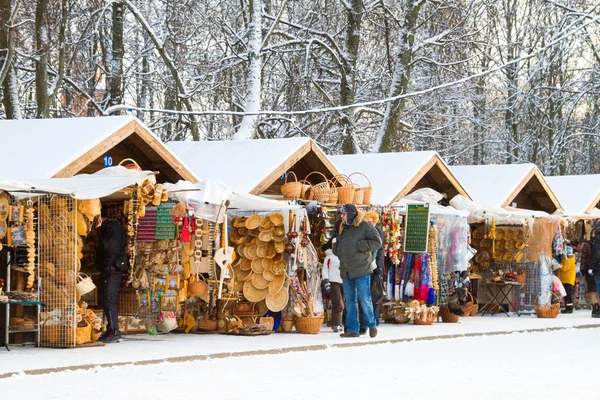 公平在冬天在诺夫哥罗德克里姆林宫附近 — 图库照片