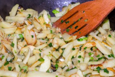 Kızarmış patates yeşil soğan ile bir tavada pişmiş