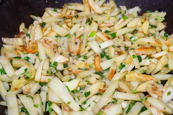 Kentang goreng dengan bawang hijau dimasak dalam panci — Stok Foto