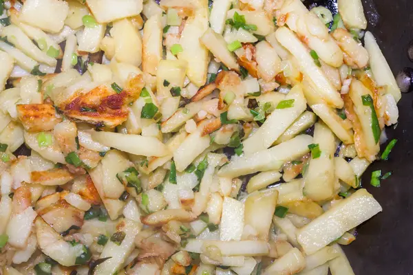 Las patatas fritas con la cebolla verde se cuecen en la cacerola — Foto de Stock