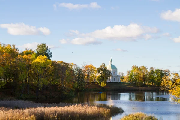 Der chinesische Pavillon und der untere Teich im Park im Herbst — Stockfoto