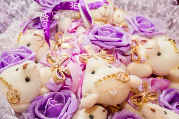 Ramo de juguetes suaves Osos de peluche con arcos y rosas lila — Foto de Stock