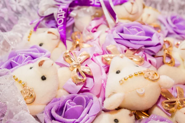 Ramo de juguetes suaves Osos de peluche con arcos y rosas lila — Foto de Stock