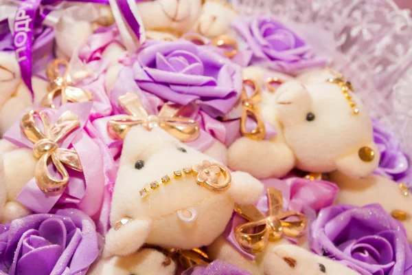 ぬいぐるみテディベア弓と薄紫色のバラの花束 — ストック写真