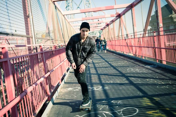 Skateboarder cruise on bridge — Stock Photo, Image