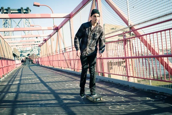 Skateboarder cruise on bridge — Stock Photo, Image