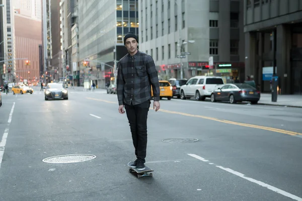 Young skateboarder cruise donw the city street before sunset — Stock Photo, Image