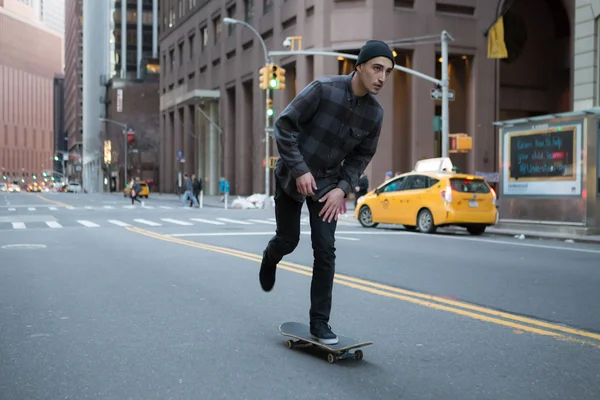 Jonge skateboarder cruising donw de stad straat voor zonsondergang. — Stockfoto