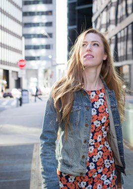 Şehir sokak üzerinde yürüyen genç profesyonel beyaz kadın