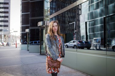 Şehir sokak üzerinde yürüyen genç profesyonel beyaz kadın