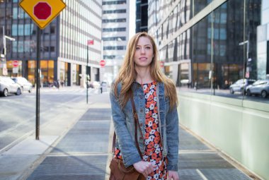 Şehir sokak üzerinde yürüyen genç profesyonel beyaz kadın