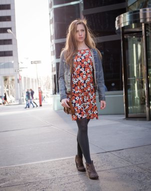 Şehir sokak üzerinde yürüyen genç profesyonel beyaz kadın