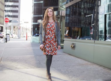 Şehir sokak üzerinde yürüyen genç profesyonel beyaz kadın