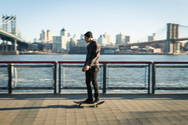 Aşağı genç kaykaycı gezisinde yaya yürüyüş