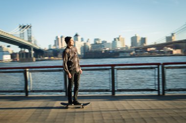 Aşağı genç kaykaycı gezisinde yaya yürüyüş