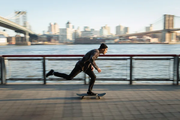 Jonge skateboarder cruise over op voetgangers lopen — Stockfoto