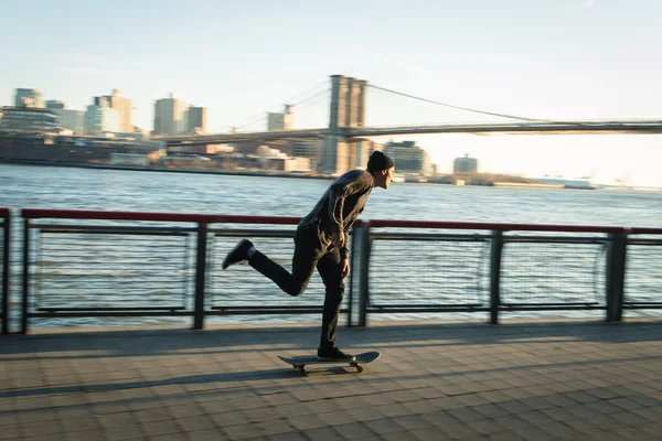 Jonge skateboarder cruise over op voetgangers lopen — Stockfoto