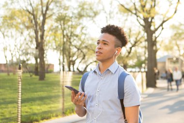 İspanyol Üniversite öğrenci görüşmeleri kulaklıkları ile Smartphone