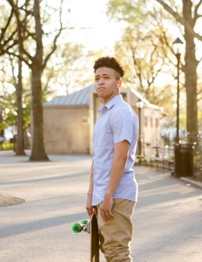 İspanyol kaykaycı parkta th seyir uzakta duruyor