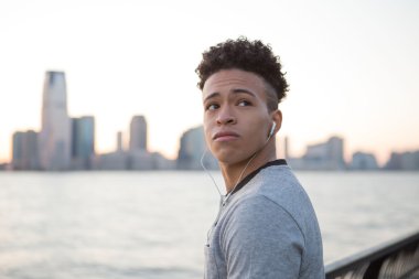 Nehrin karşı karşıya iken müzik genç İspanyol çocuk