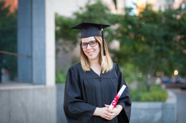 Mezuniyet günü gülümseyen bardakları ile Bayan üniversite öğrencisi