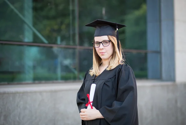 Bayan üniversite öğrencisi ile portresi mezuniyet da içinde gözlük — Stok fotoğraf