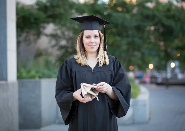 Πορτρέτο της γυναικείας φοιτητής στην τελετή αποφοίτησης, έσπασε και — Φωτογραφία Αρχείου