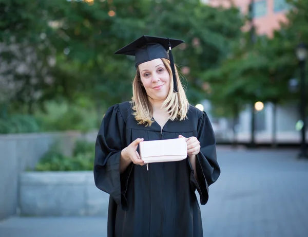 Portrét ženy studenta v den promoce, zlomil a — Stock fotografie