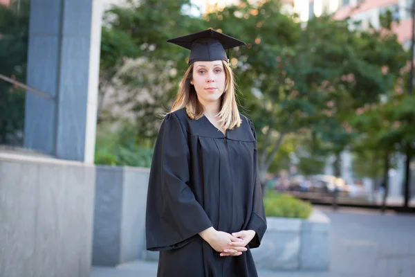 Portret van vrouwelijke student op de campus in de graduatiedag — Stockfoto