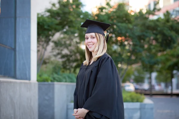 Portrét ženy vysokoškolský student na koleji v den promoce — Stock fotografie