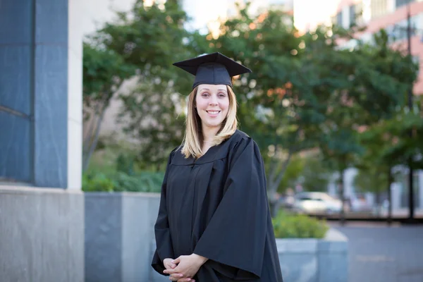 Πορτρέτο της γυναικείας φοιτητής στην πανεπιστημιούπολη στην τελετή αποφοίτησης — Φωτογραφία Αρχείου