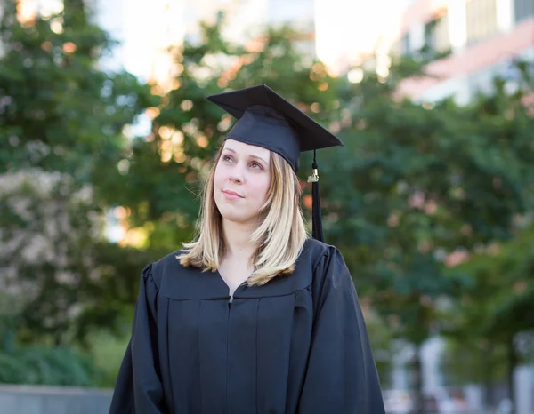 Portret van vrouwelijke student op de campus in de graduatiedag, — Stockfoto