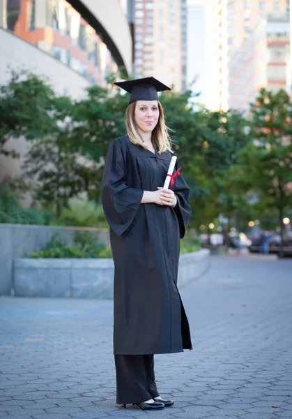 Portrét ženské vysokoškolský student v odstupňování čepici a šaty ho — Stock fotografie