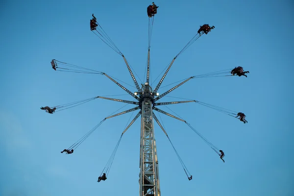 Καλοκαίρι γεμάτο διασκέδαση δίκαιη swing ride — Φωτογραφία Αρχείου