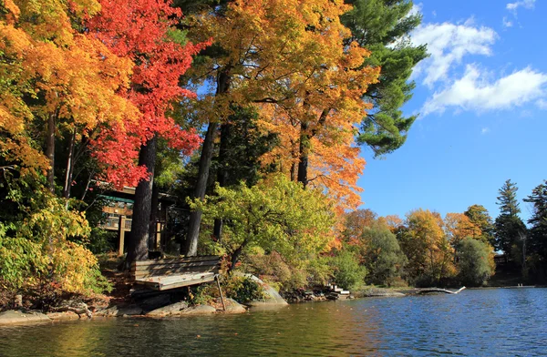 Vista lago de Berkshire folhagem queda — Fotografia de Stock