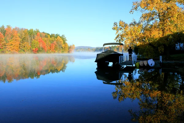 Berkshire Herbst Laub auf Wasser reflektiert — Stockfoto