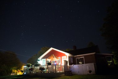 Kırmızı ev ve yıldızlı gece