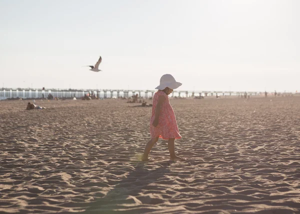 해변을 걷는 어린 소녀 — 스톡 사진